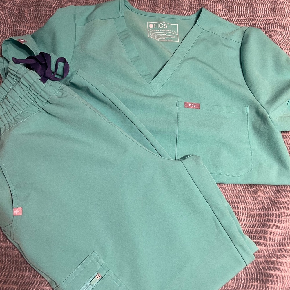 Figs, medium, surgical green